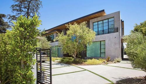 Sleek Estate In Beverly Hills Flats
