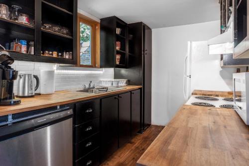 Chalet Le Cozy hot tub Lakeview beach access full of near by activities (Rustic Chalet Le Cozy hot tub Lakeview - Ski - Tubing- Familizoo - spa - full of near by activities ) in Longueuil (QC)