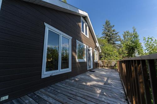 Chalet Le Cozy hot tub Lakeview beach access full of near by activities (Rustic Chalet Le Cozy hot tub Lakeview - Ski - Tubing- Familizoo - spa - full of near by activities ) in Longueuil (QC)