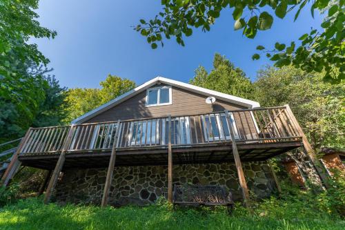 Chalet Le Cozy hot tub Lakeview beach access full of near by activities (Rustic Chalet Le Cozy hot tub Lakeview - Ski - Tubing- Familizoo - spa - full of near by activities ) in Longueuil (QC)