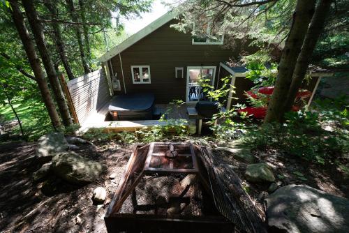 Chalet Le Cozy hot tub Lakeview beach access full of near by activities (Rustic Chalet Le Cozy hot tub Lakeview - Ski - Tubing- Familizoo - spa - full of near by activities ) in Longueuil (QC)