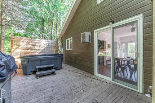 Chalet Le Cozy hot tub Lakeview beach access full of near by activities (Rustic Chalet Le Cozy hot tub Lakeview - Ski - Tubing- Familizoo - spa - full of near by activities ) in Longueuil (QC)