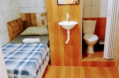 Single Room with Bathroom image 6
