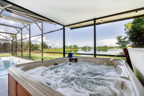 Happy Rest Place Home Lake View with Pool and HotTub in Davenport, USA