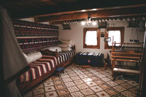 2 twin beds, 1 sofa bed