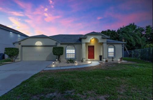 Happy Rest Place Home Lake View with Pool and HotTub in Davenport, USA