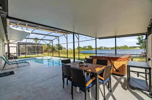 Happy Rest Place Home Lake View with Pool and HotTub in Davenport, USA