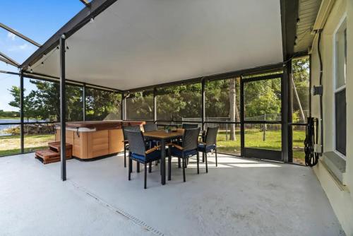 Happy Rest Place Home Lake View with Pool and HotTub in Davenport, USA