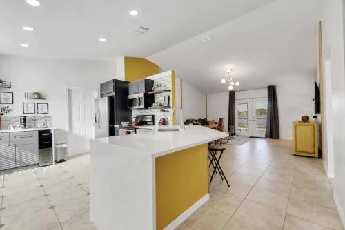 Happy Rest Place Home Lake View with Pool and HotTub in Davenport, USA