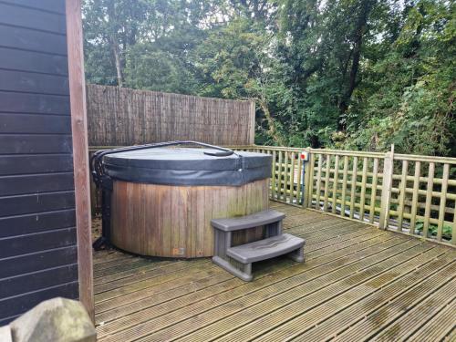 Glamping Hut - Riverside 1 Glamping Hut - Riverside 1