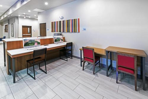 Holiday Inn Express & Suites - Houston - N Downtown, an IHG Hotel