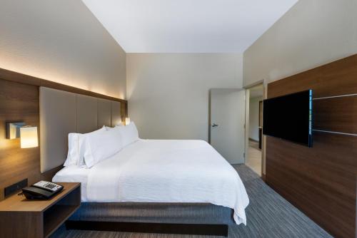 1 king bed, 1 sofa bed