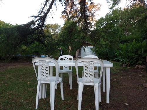 Cabaña monoambiente con pileta y jardín arbolado