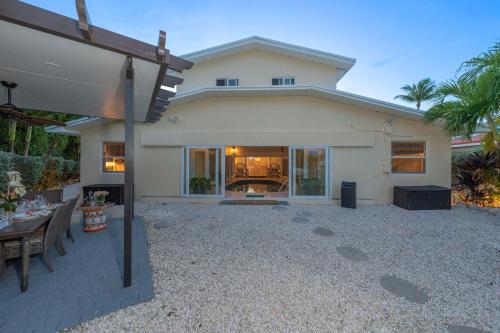 Harbor Hideaway 4bedroom 3Bathrooms Waterfront-Indoor Pool Home in Marathon, USA