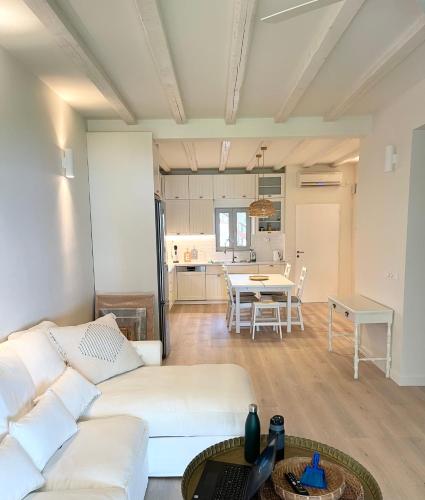 Architect designed house with pool and private beach, Eretria (foto 9)