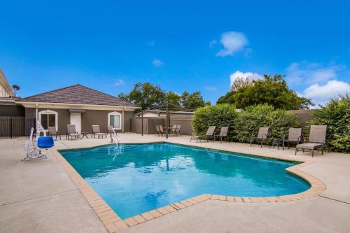 Best Western Comanche Inn - image 3