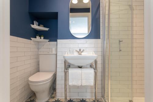 Small Double Room image 9