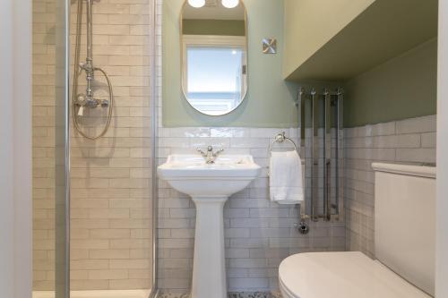 Small Double Room image 8