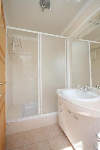 Triple Room Bozava 8100a - main image