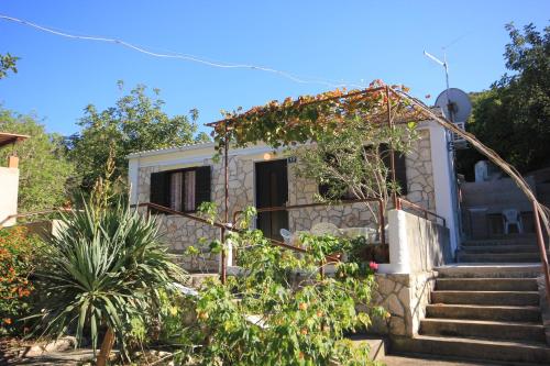 Seaside holiday house Cove Rogacic Vis - 8889 Vis 