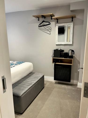 Small Double Room image 7