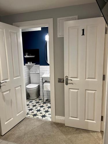 Small Double Room image 6