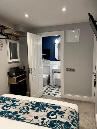 Small Double Room image 8