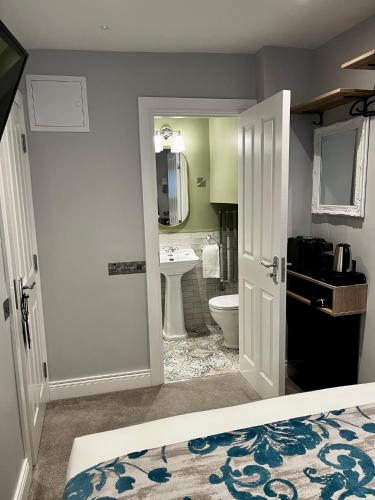 Small Double Room image 7