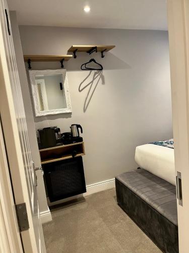 Small Double Room image 6