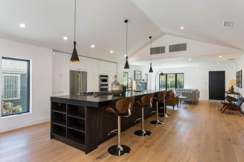 Modern Bungalow with a Pool in Larchmont Village, Лос-Анджелес (фото 6)