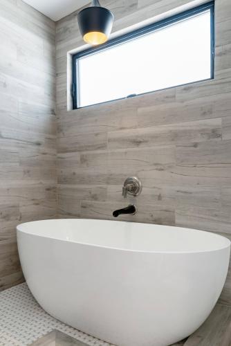 Modern Bungalow with a Pool in Larchmont Village near สุสานฮอลลีวูด