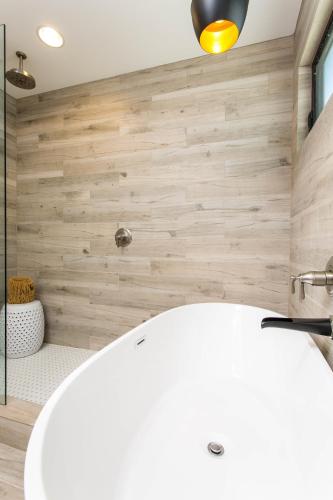 Modern Bungalow with a Pool in Larchmont Village, Лос-Анджелес (фото 11)