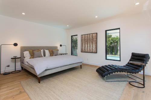 Modern Bungalow with a Pool in Larchmont Village near สุสานฮอลลีวูด