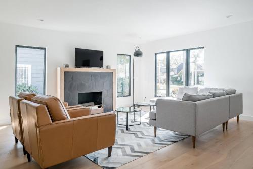 Спільний лаунж/ТБ зона, Modern Bungalow with a Pool in Larchmont Village near Hollywood Forever Cemetery