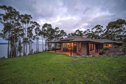 Tinderbox Cliff House - Waterside Private Retreat