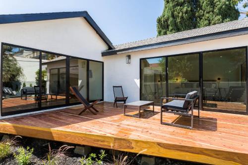 ระเบียง/ชานเรือน, Modern Bungalow with a Pool in Larchmont Village near สุสานฮอลลีวูด