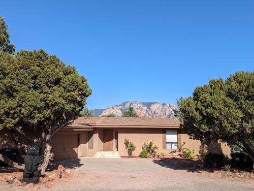 NEW Southwest Getaway - VIEWS, Deck, Game Rm, Nearby Hiking