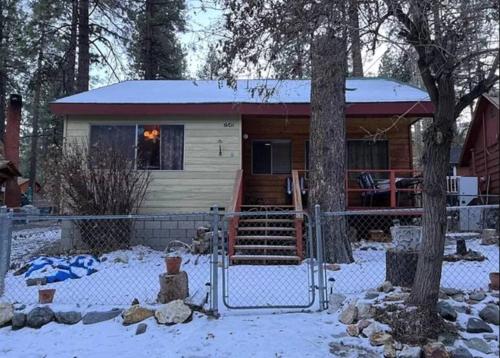 Grizzly Cabin! 1 Min Walk to Grizzly Cafe Downtown - Wrightwood