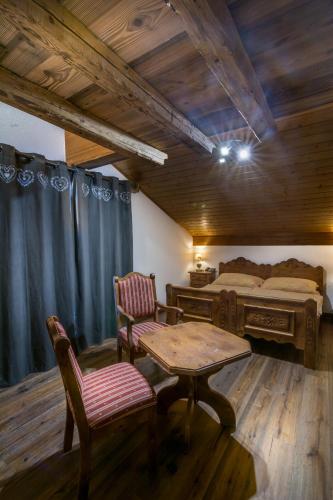 Chalet Junior Suite with Balcony and Mountain View