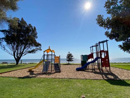 Seacliff Beach Retreat Lux, Modern, Seaviews, 3BR, Balcony in Seacliff