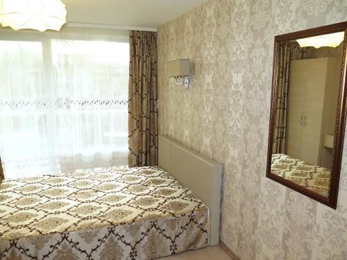 Double Room with Balcony image 2