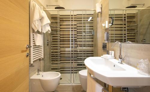 Standard Double or Twin Room image 4