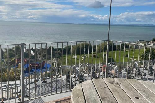 Stunning Hillside Sea View 2-Bed in Barmouth