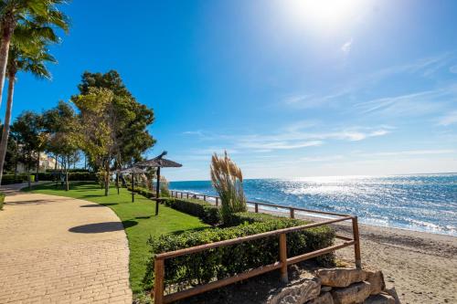 Beachfront Bahia La Plata private pool penthouse by Costarentals - Ref M13 in โลส กรานาโดส เดล มาร์