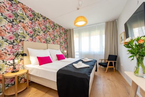 1 queen bed, 1 sofa bed