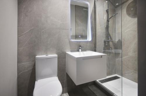 Koupelna, LUSSO Macclesfield Serviced Apartments in Macclesfield