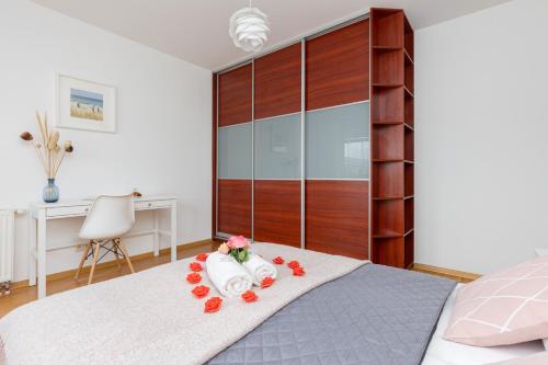 Spacious Apartment Pałac Jana III Wilanów by Noclegi Renters - image 5