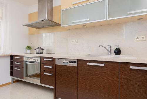 Spacious Apartment Pałac Jana III Wilanów by Noclegi Renters - image 3
