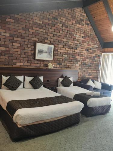 1 queen bed, 1 twin bed