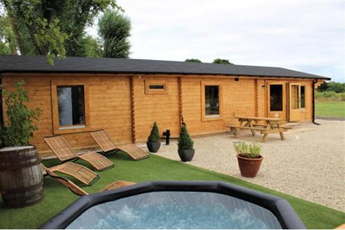 Stunning 5-Bed Cabin in Ashton Under Hill in Evesham
